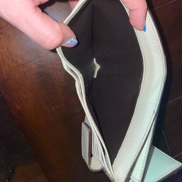Gucci Bi-Fold Cream/Beige Monogram Wallet - Picture 3 of 13